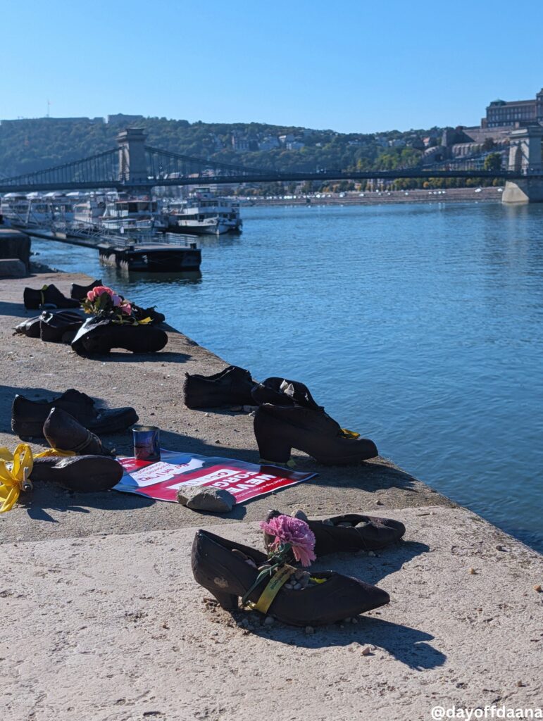 O Memorial dos Sapatos às margens do rio Danúbio é uma das atrações mais importantes para incluir na sua lista do que fazer em Budapeste.