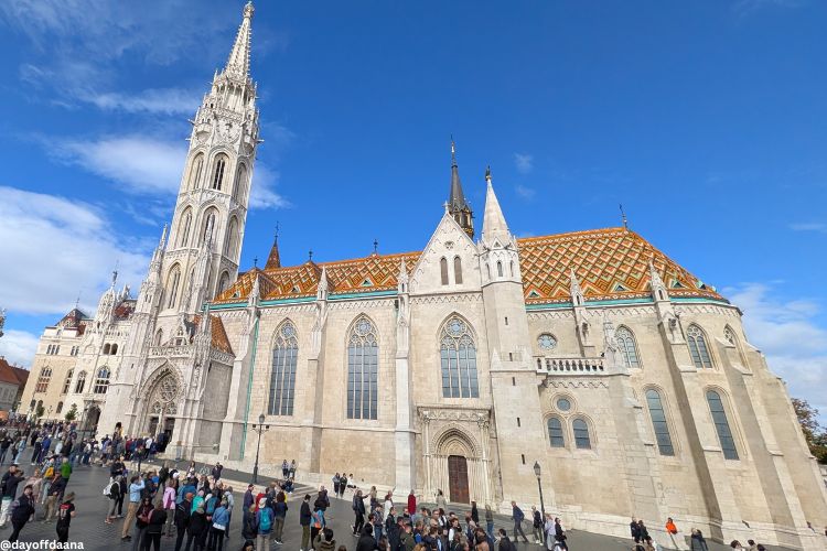 o_que_fazer_em_Budapeste_visitar_Igreja_Matias_Buda ostrando a Igreja Matias — ou Igreja de Nossa Senhora do Castelo de Buda — com seu telhado todo colorido. Uma atração que não pode faltar na sua lista do que fazer em Budapeste!