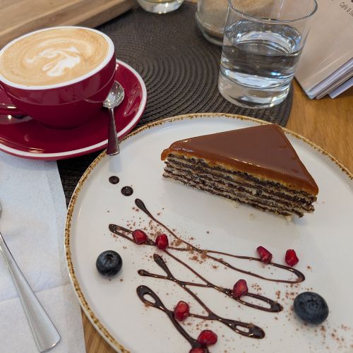 bolo tradicional da regiao- camadas finas de bolo amanteigado intercaladas com creme de chocolate, e por cima, uma cobertura de caramelo duro e reluzente, cortada em fatias triangulares perfeitas. - recomendo no o que fazer em Bratislava
