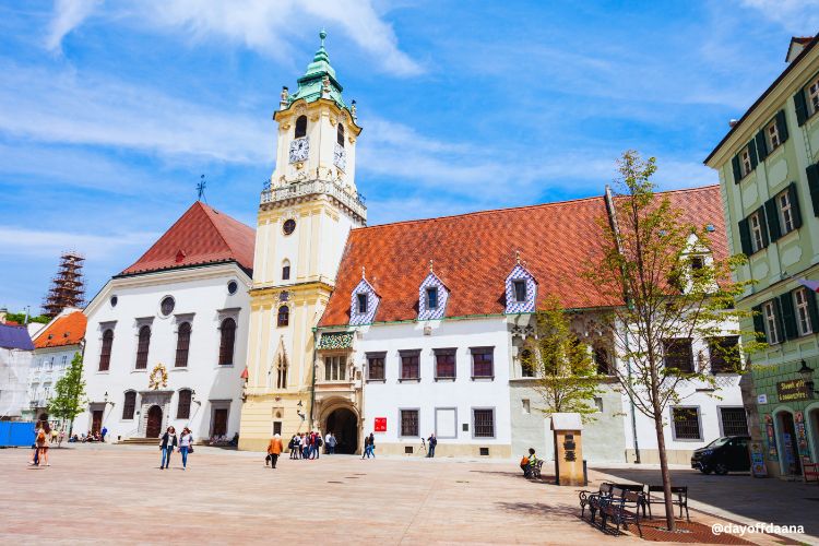 A antiga prefeitura de Bratislava é branca e possui uma torre central — mais um exemplo de arquitetura única e diferenciada