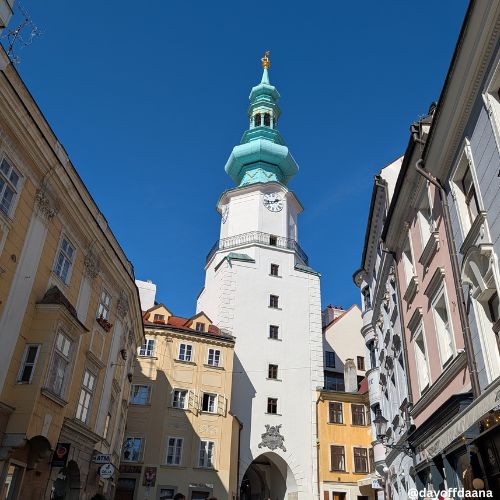 O Portão de São Miguel é uma torre branca com telhado azul e um relógio no alto — bem diferente do estilo europeu tradicional dos pontos mais conhecidos, mas muito semelhante à arquitetura dos países próximos. Um exemplo que não pode faltar na lista do que fazer em Bratislava.