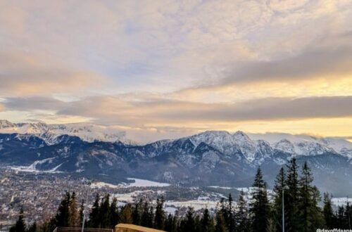 o que fazer em Zakopane, assistir o por do sol em Gubałówka, com vista para montanhas tantras como mostra na foto