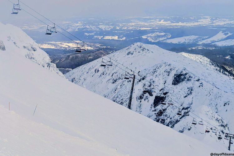 topo de Kasprowy Wierch - mostrando montanhas e telefericos - o que fazer em zakopane
