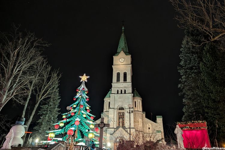 Igreja no centro da cidade de zakopane, com decoracoes de natal, um exmplo do que fazer na cidade.