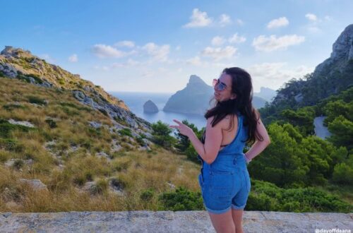 eu estou no pico da montanha em Palma de Mallorca, espanha, verao na europa.