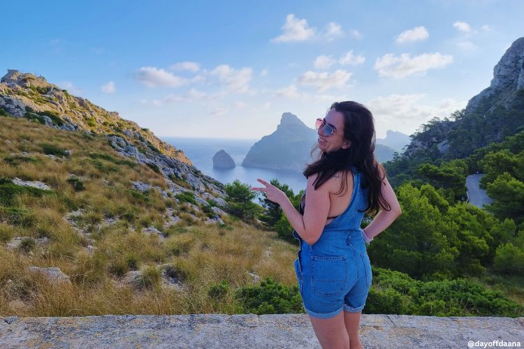 eu estou no pico da montanha em Palma de Mallorca, espanha, verao na europa.